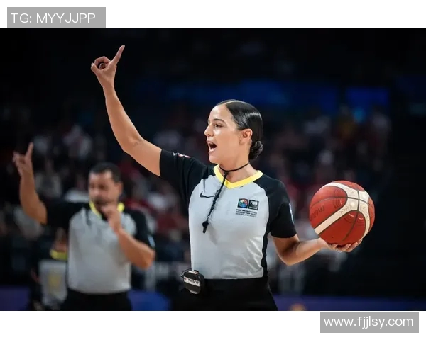 VAR引发激烈争议 球迷怒斥裁判判罚不公引发热议 VAR引发激烈争议 球迷怒斥裁判判罚不公引发热议