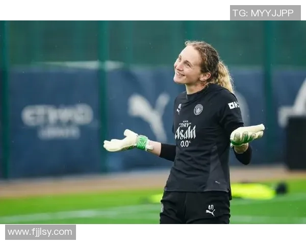 镜头捕捉:曼城赛场小动作引发热议