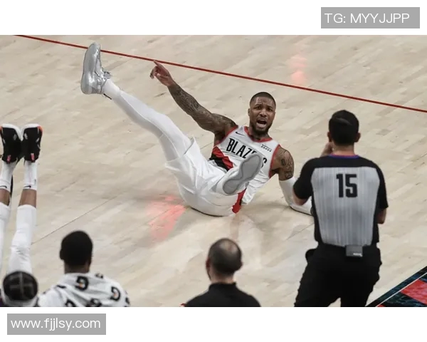 利拉德赛场小动作引发热议 球迷与专家各抒己见讨论纷纷